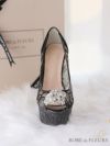 ROBE de FLEURS 総レース×グリッターオープントゥパンプス[ビジューモチーフ付き] ヒール14.5cm