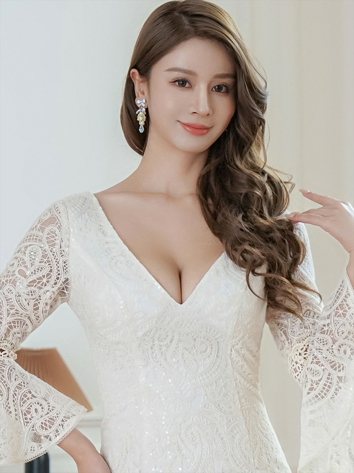 ERUKEI エルケイ ホワイト 総レース・スパンコール・タイト・Vネック・７分袖・フリルスリーブ・タイト・ミディアムドレス・ワンピース ek-e24140-1