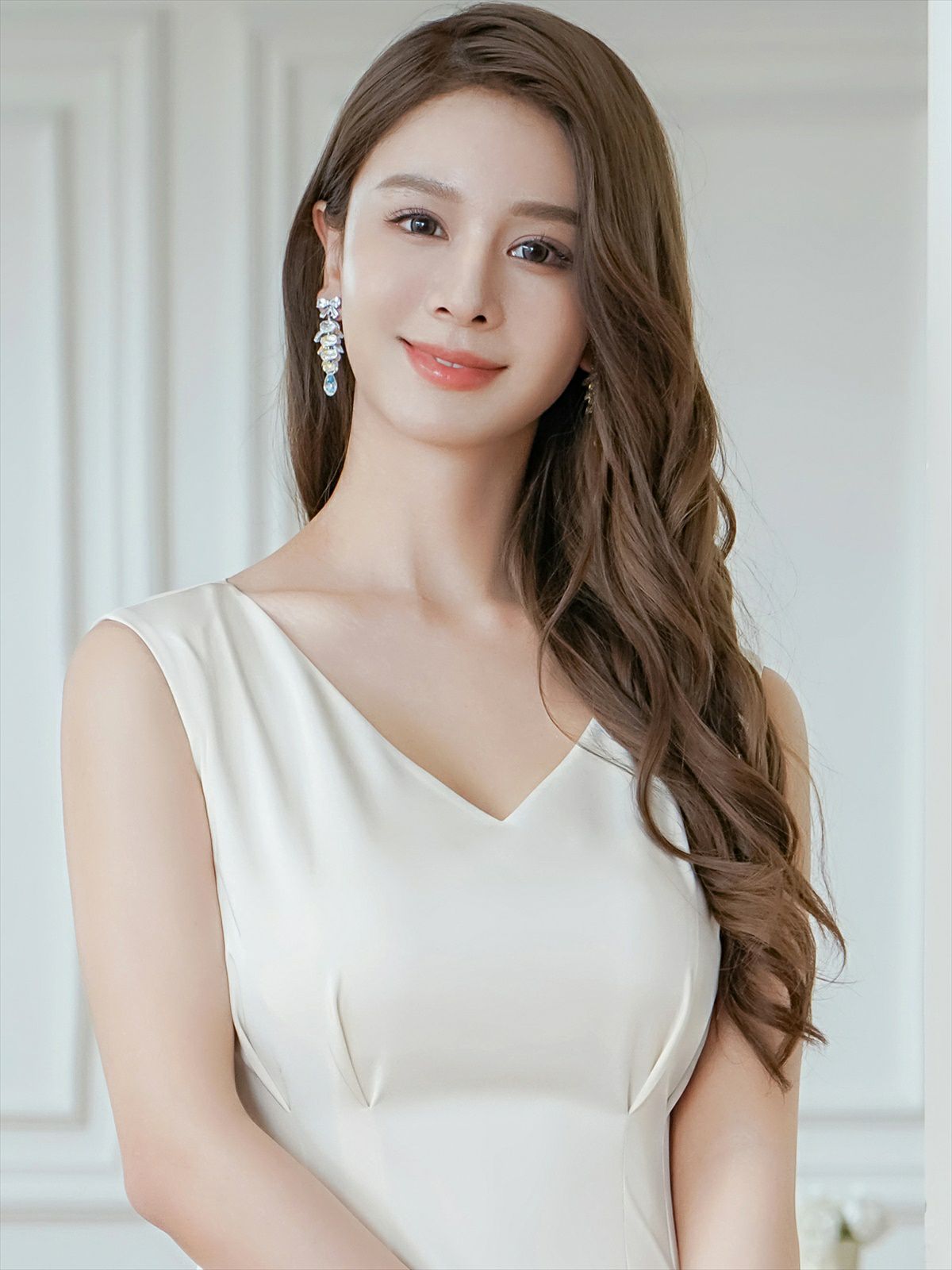 ERUKEI エルケイ ホワイト ノースリーブ・Vネック・タック・サテン・裾レース・Aライン・ミディアムドレス・ワンピース ek-c24042