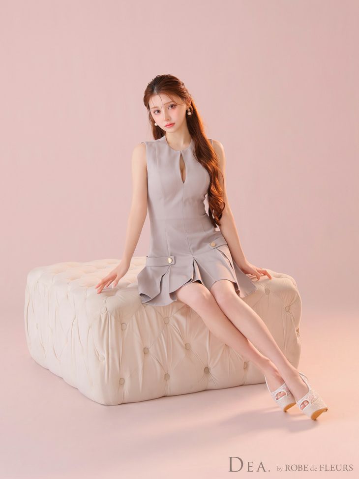 DEA. ディア バイ ローブドフルール グレージュ シンプルサイドベルトモチーフノースリーブプリーツミニキャバドレス de3362-6