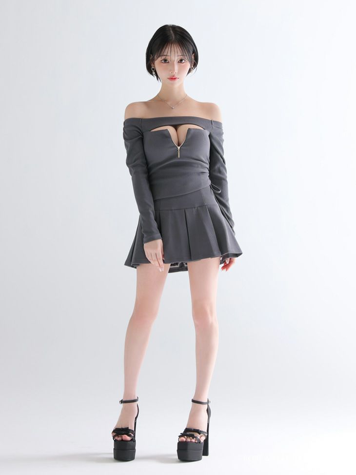 Glossy ローブドフルールグロッシー 【XSサイズあり】オフショルダーロングスリーブバストカットフレアミニキャバドレス gl4138