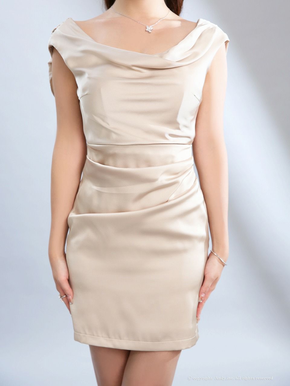Andy アンディ サテン ワンカラー オフショル 2way バックオープン ドレープ チャーム付き タイト ミニドレス an-on2992