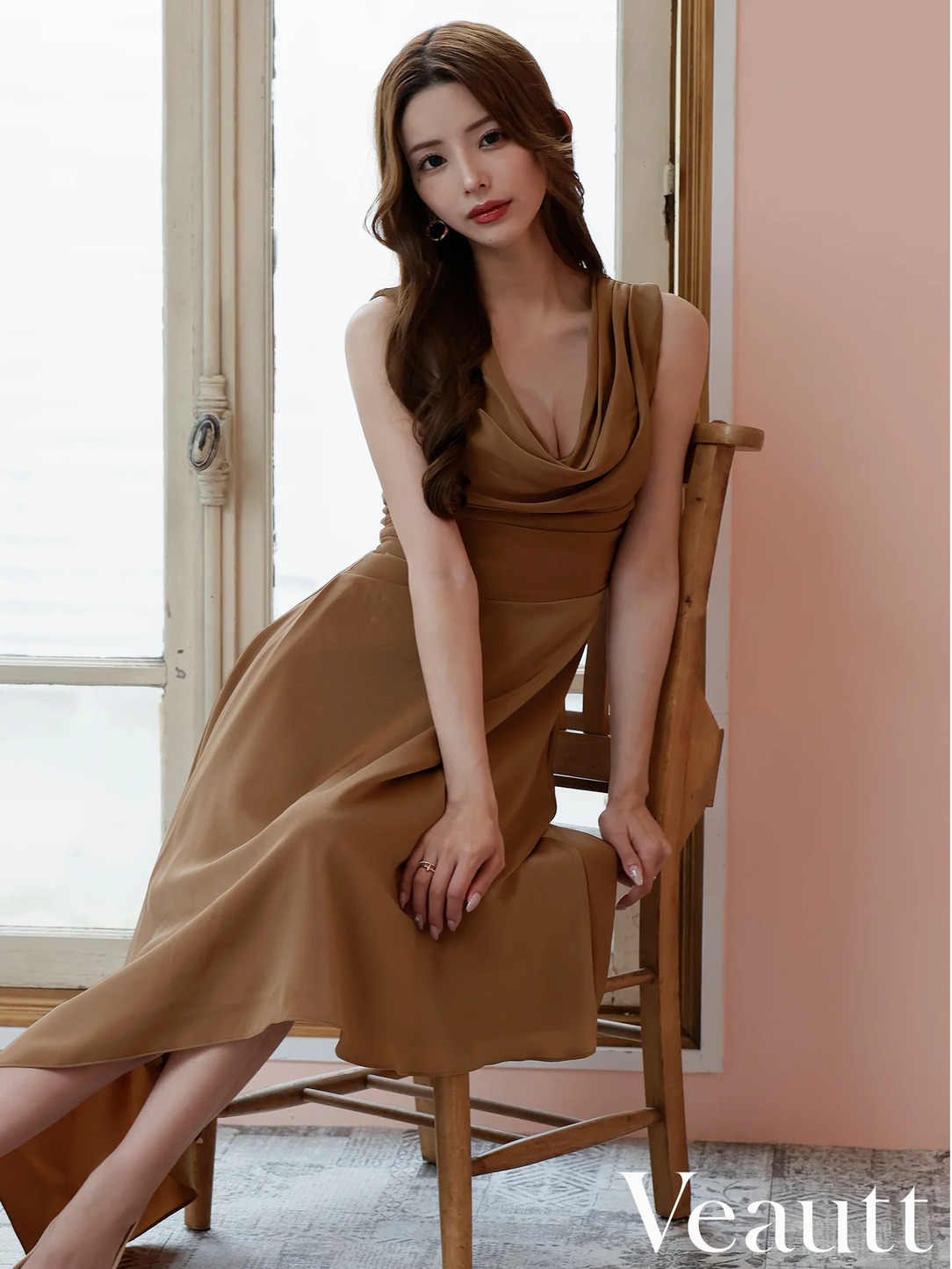 Veautt ヴュート バストドレープアシンメトリーデザインフレアミモレ丈ミディアムドレス vt022526