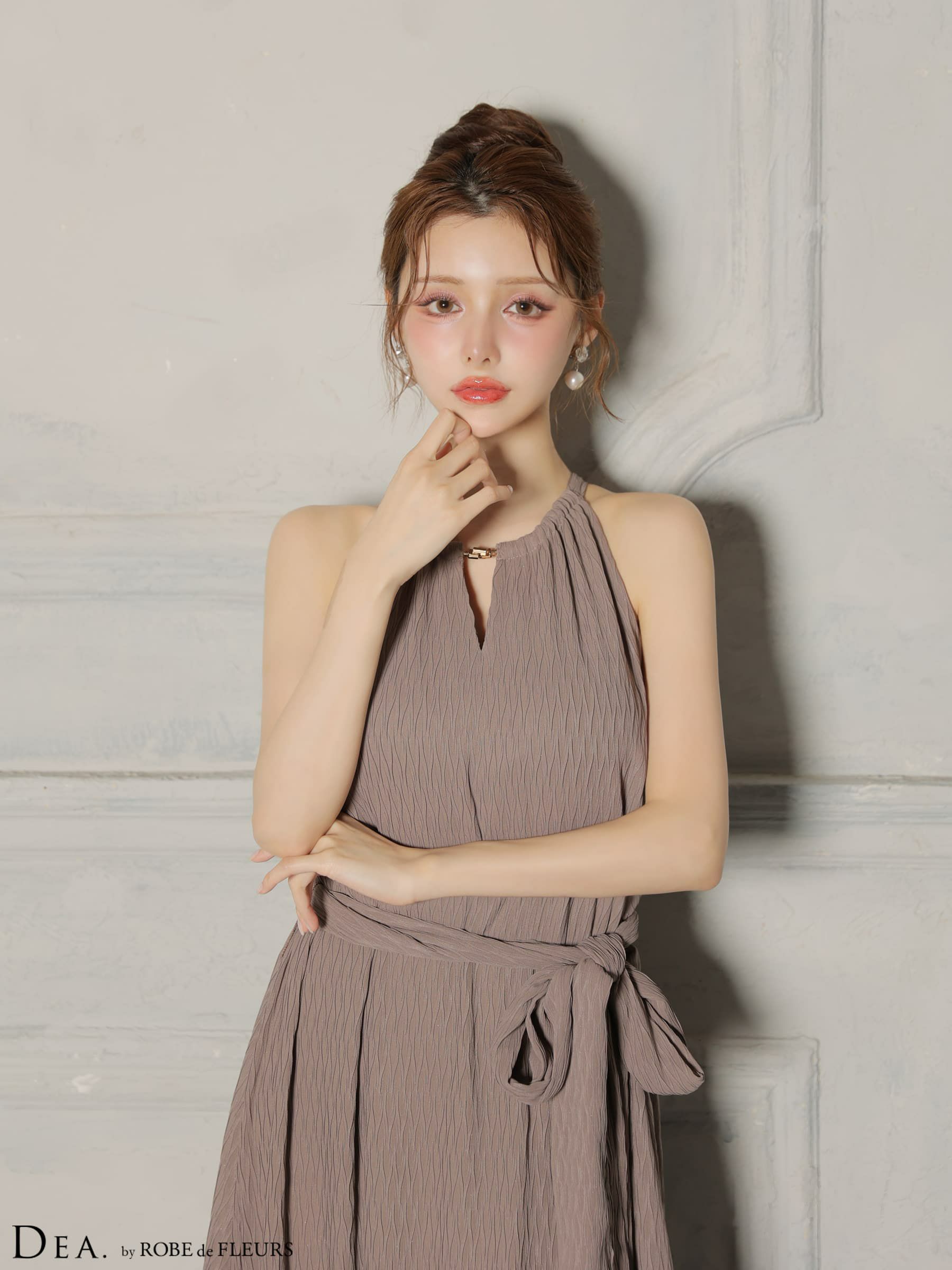 DEA. ディア バイ ローブドフルール 【S～Lサイズあり】 シフォンプリーツVネックウエストリボンロングキャバドレス de4626-c