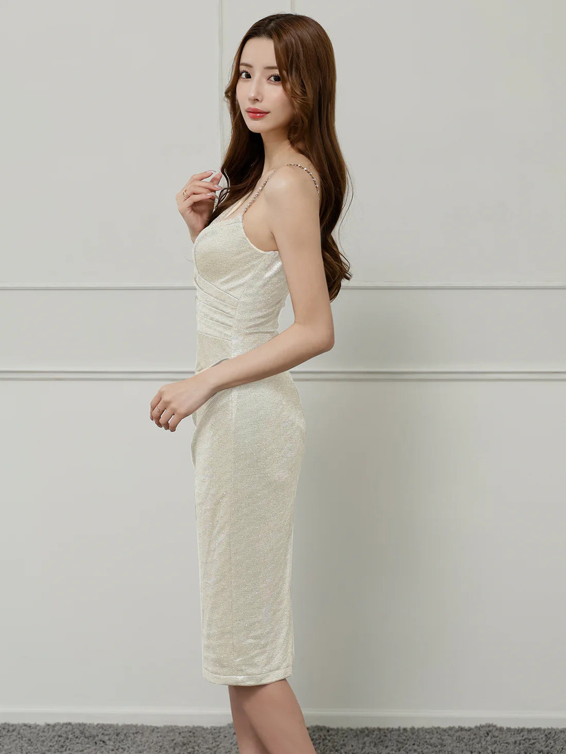 Veautt ヴュート アシンメトリーショルダースタッズミディアムドレス vt082523