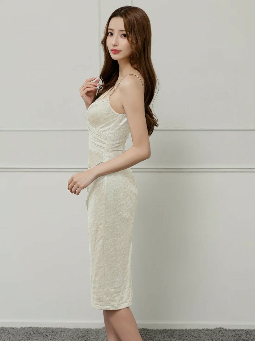 Veautt ヴュート アシンメトリーショルダースタッズミディアムドレス vt082523