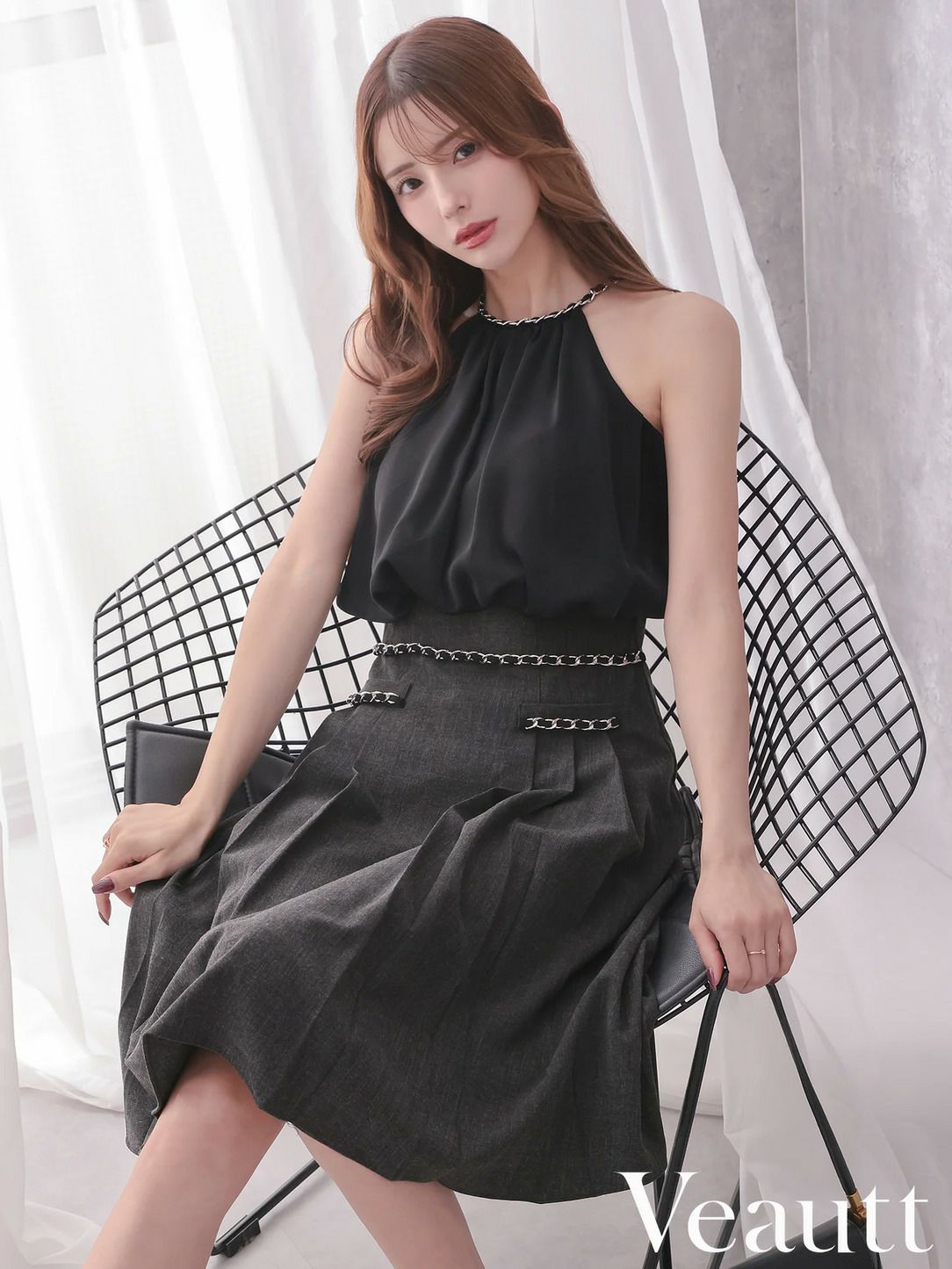 Veautt ヴュート ホルダーネックチェーンサテンプリーツバイカラーフレアミディアムドレス  vt022529