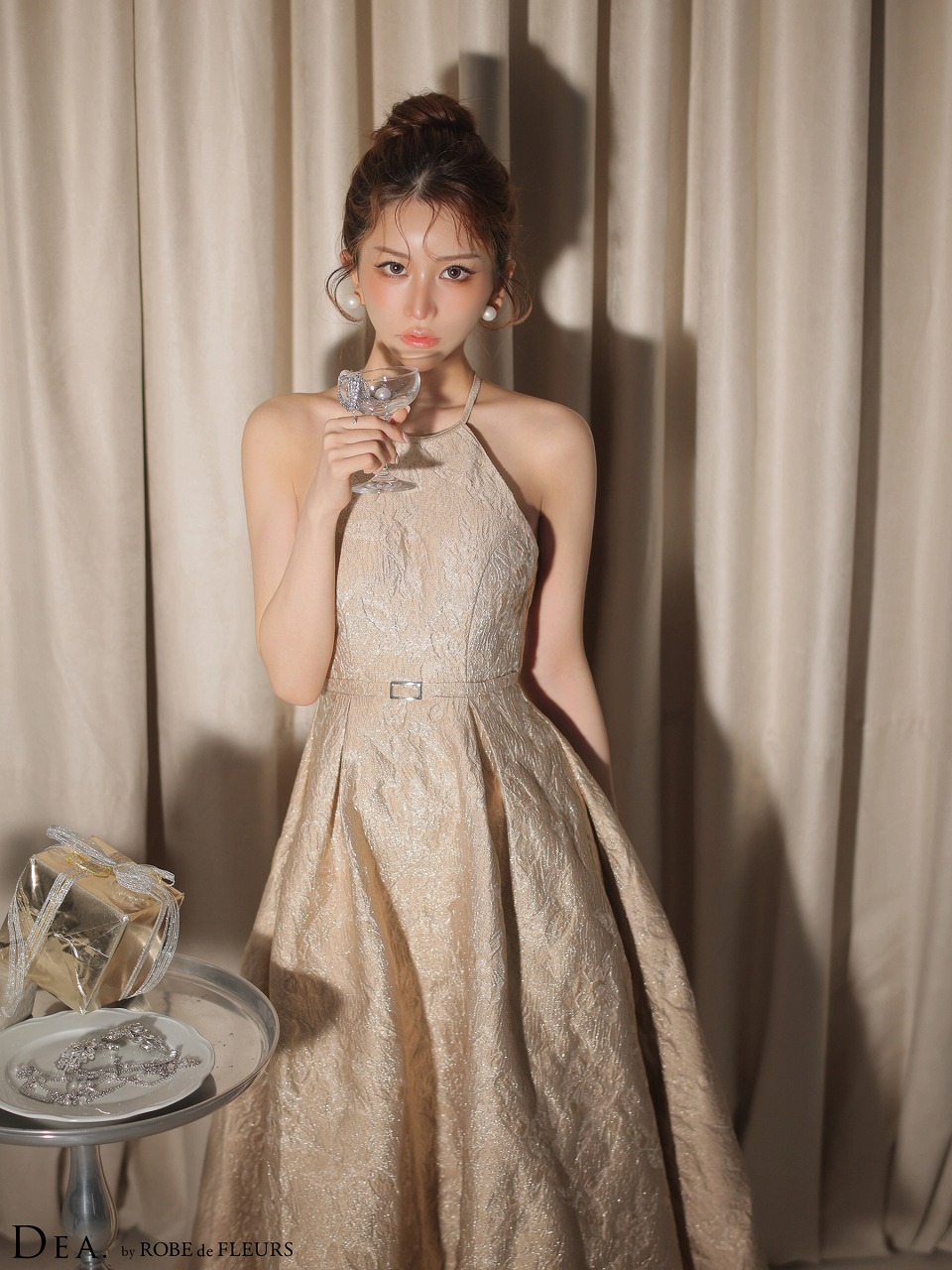 DEA. ディア バイ ローブドフルール 【XSサイズ～Lサイズあり】 ラメジャガードハイネックフレアロングキャバドレス de4332